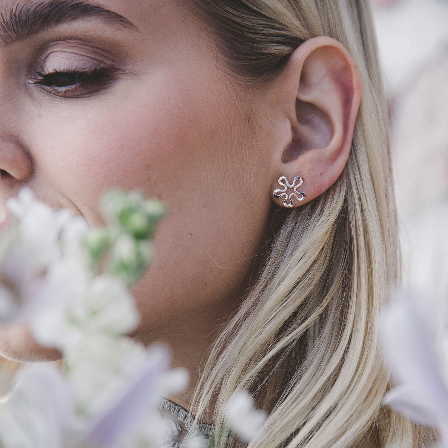 Blomman™ earstuds 18K white gold